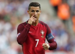 【中国体育竞猜平台】亚冠争议判罚震撼绿茵，申花两粒进球遭否定，米内罗绝佳单刀被吹，球员集体愤慨抗议