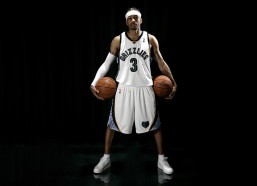 中国体彩网：苏炳添系紧鞋带高举跑鞋宣告退役 黄种人短跑天花板荣耀谢幕