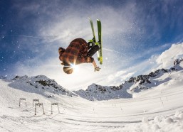 中国体育竞猜平台|卢卡·东契奇驾驶布加迪惊艳亮相训练中心，豪华座驾引爆篮球界话题